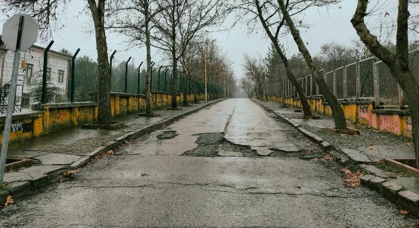 Kátyú tette tönkre az autódat? Elmondjuk, ki fizeti a javítást