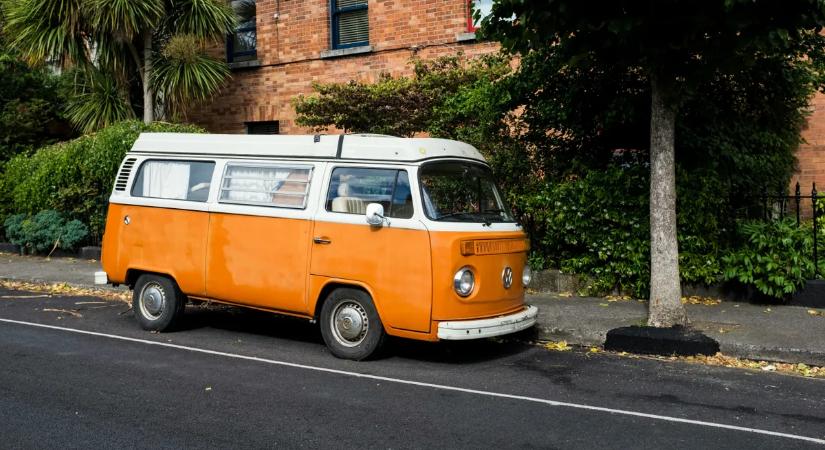 Gyerek száguldozott egy lakóautóval a forgalmas úton