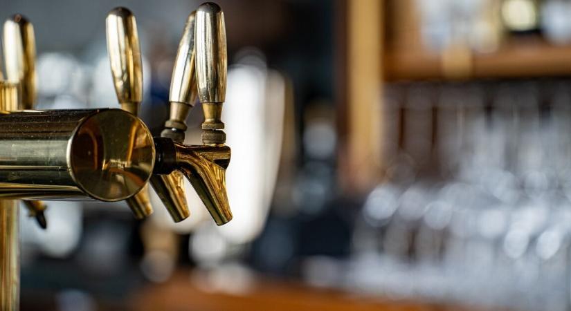 Klóros fertőtlenítőt töltött bor helyett a vendég poharába egy gyömrői pultos