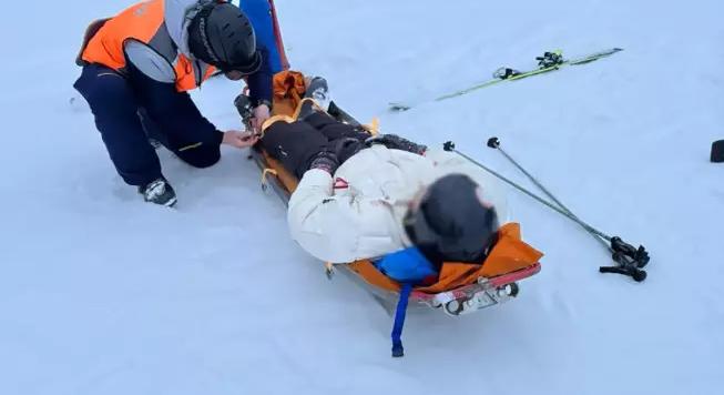 Hegyi mentők szállították le a sérült síelőt a Kraszija-hegyről