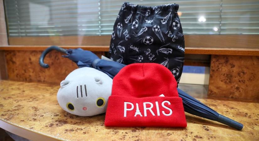 Szia Uram! Gumicsizma érdekel? Besírsz, miket hagytak a szombathelyi vonatokon