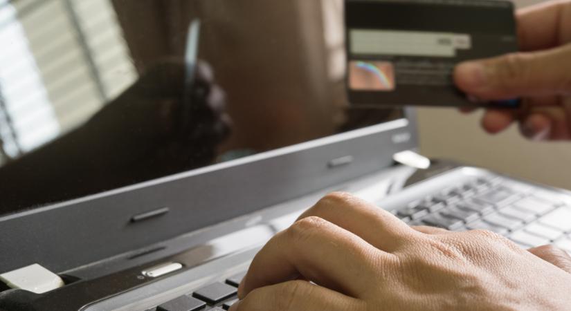 Átutalt magának 10 millió dinárt