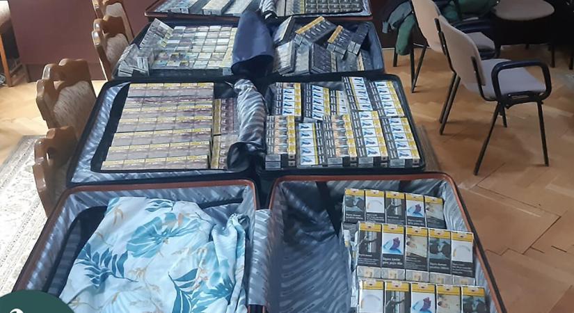 Busznyi hamis parfüm, ruha és cigaretta került elő a NAV-os akció során