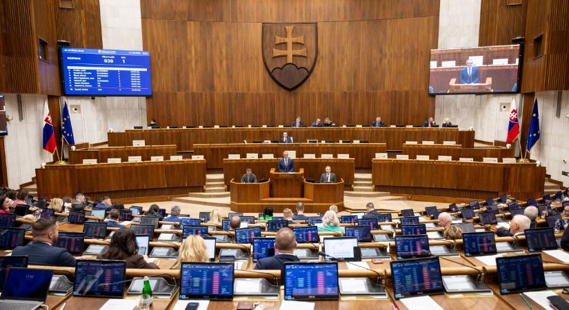 Korábban lezárták a kormány és a miniszterek elleni bizalmatlansági indítványok vitáját