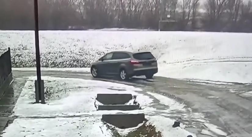 „Van itt egy ötéves kisfiú, aki nem találja az apukáját. Azt mondta, ellopták a kocsijukat” – megrázó videó és hangfelvételek a sülysápi rémálomról