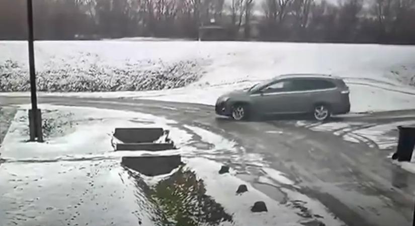 Videó: gyerekkel együtt lopta el az autót, majd kirakta a kisfiút egy boltnál