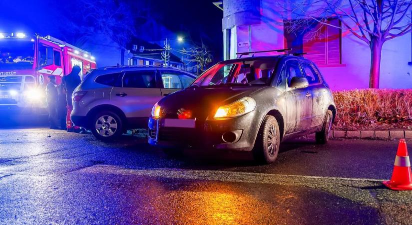 Szirénák törték meg a délutánt: két autó rohant egymásba a belvárosban