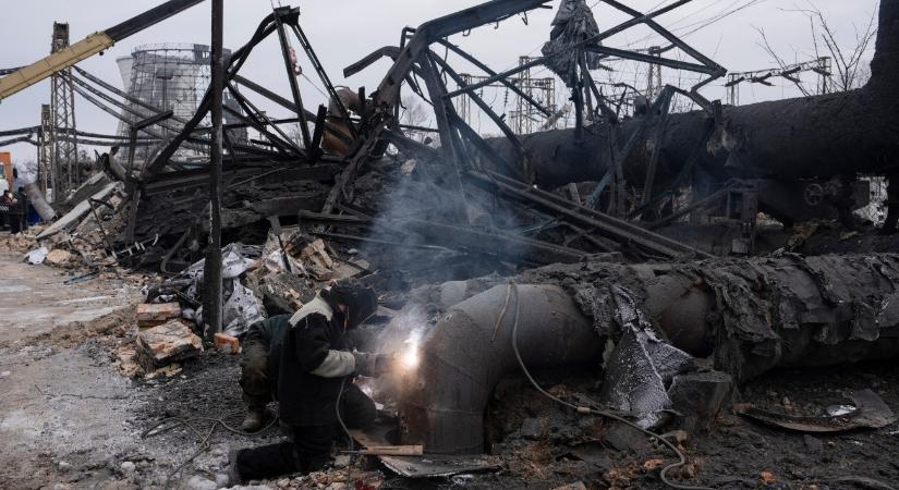 Elemző: egyre nehezebben viselik az áram- és fűtéskimaradásokat az ukránok