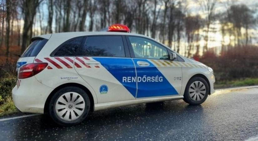 Kisteherautó és személyautó karambolozott az 5-ös főúton, többen megsérültek – fotó