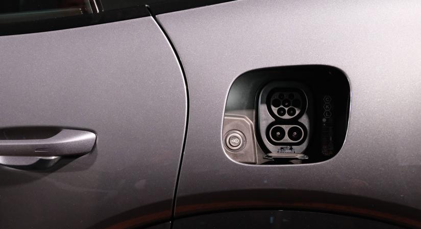 Itt a bejelentés: még több ingyenpénzt kapnak a magyarok villanyautóra