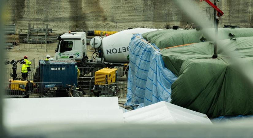 Lekerült a földbe az első beton a paksi bővítés során