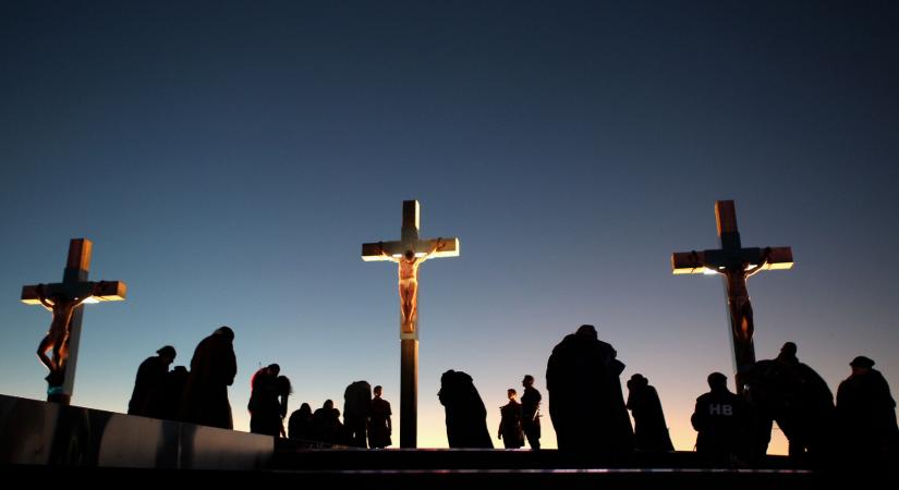 Az időutazó pap, aki állítása szerint tévén nézte Jézus keresztre feszítését, és még le is fényképezte