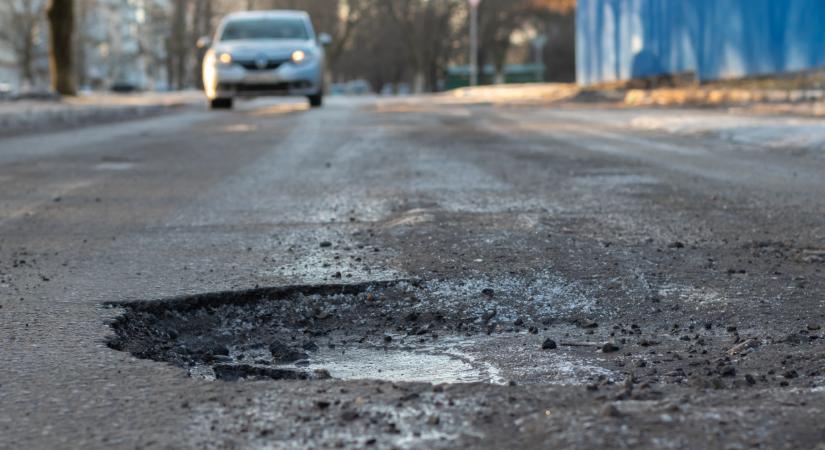 Kevés autós tudja, így nem fizetnek kártérítést, ha kátyú tette tönkre a kocsit: drága hibát követnek el sokan