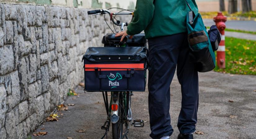 Nem várt bejelentést tett a kormány a 13. és 14. havi nyugdíj postai kézbesítéséről