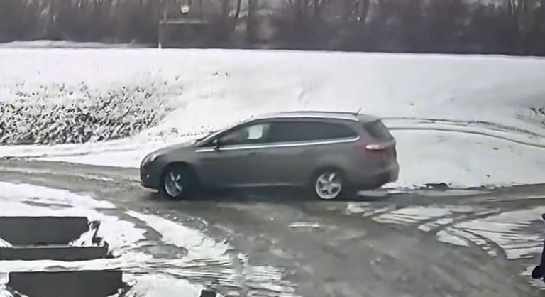 Gyerekkel együtt loptak el egy autót a sülysápi bölcsőde elől, majd kitették az utcára