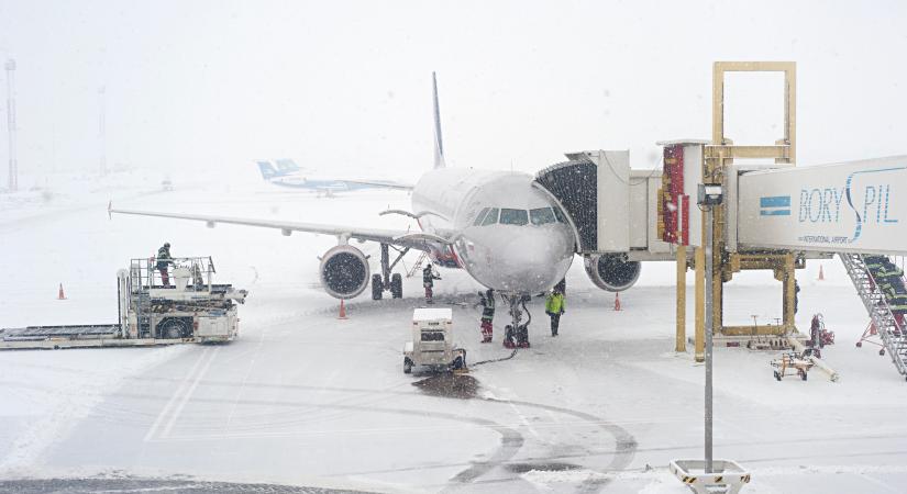 Megbénította az ónos eső a berlini repülőteret, közel 300 járat késik