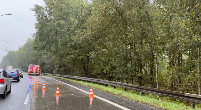 Lezárták a 6-os utat, baleset miatt áll a forgalom