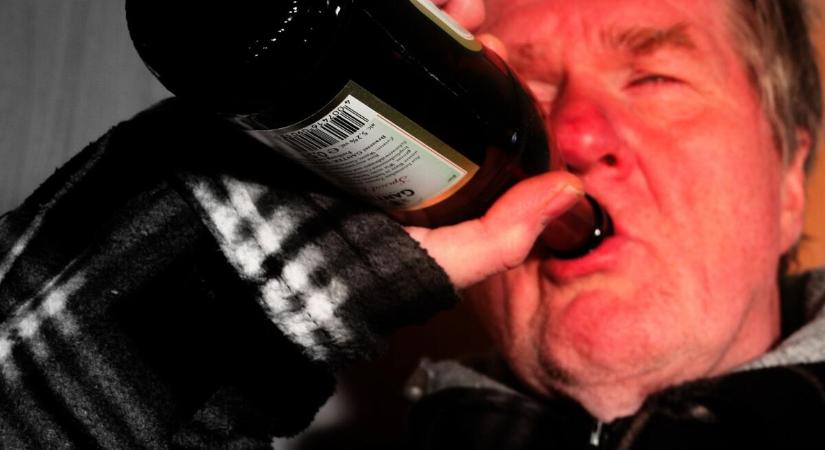 Klóros fertőtlenítőt öntött a vendég poharába egy csapos, maradandó fogyatékosságot okozott