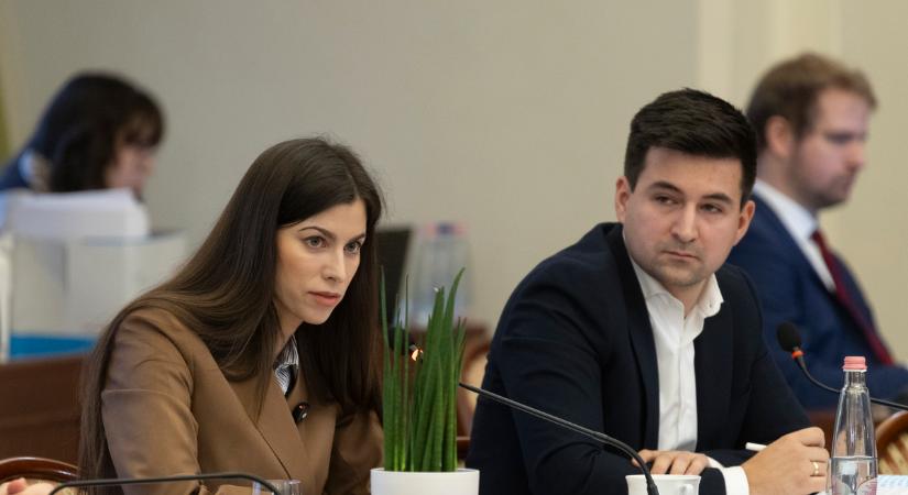 Nem akárkikkel vonatozott együtt Gulyás Gergely Kristóf, de amit hallott az még ledöbbentőbb