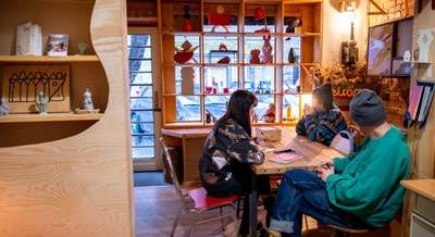 Tőlük jönnek a Telep és a Dugattyús bútorai – A Filip a városba költözött