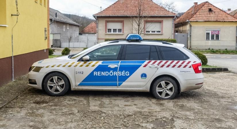 A benne ülő kisfiúval együtt lopta el a kocsit, megrázó hangfelvételt adott ki a rendőrség