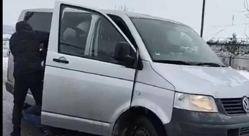 Az utcáról tuszkoltak be egy férfit a sorozók a kisbuszba