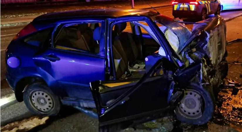 Brutális halálos baleset Nyitrán, lakóházba csapódott egy autó