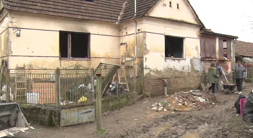Példás összefogás Murakeresztúron: Helyreállítják a decemberi tűzben kiégett családi házat