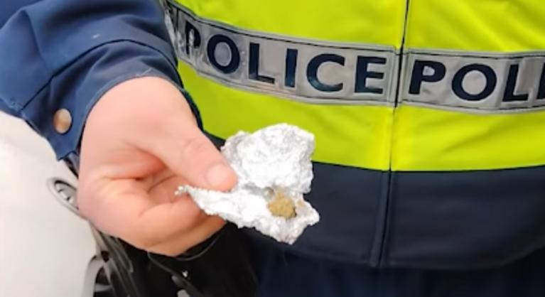 Várandós feleségét vitte egy kábítószeres sofőr, érvényes jogosítvánnyal sem rendelkezett