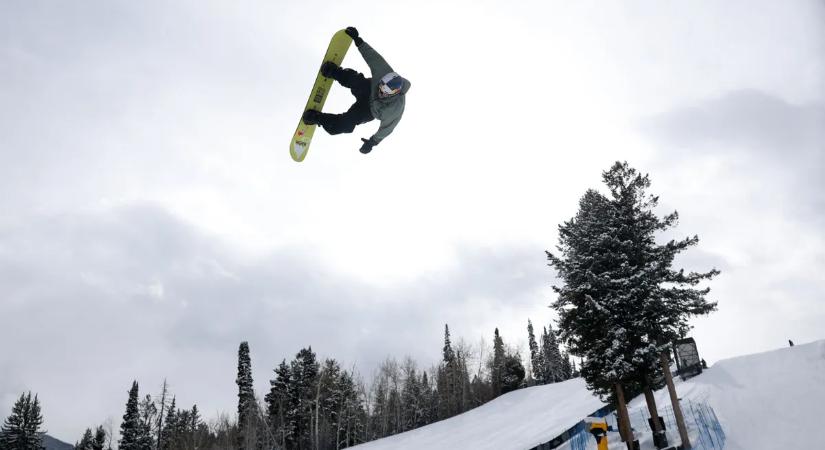 Hókígyó babrált ki az olimpia sztárjával, hordágyon vitték el