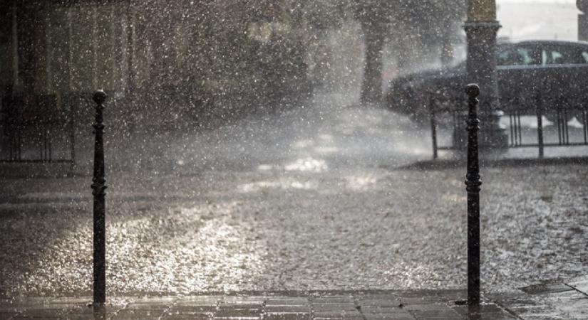 Sziklaomlás, útlezárások és kimenekített emberek tömegei: brutális eső csapott le Spanyolországra