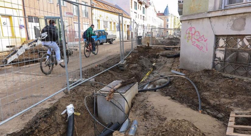Pont egy éve tart a Gogol utca felújítása, az üzletek tulajdonosai már számolják a napokat – fotók