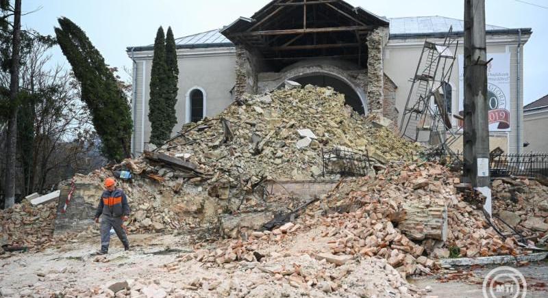 Leomlott egy erdélyi református templom tornya