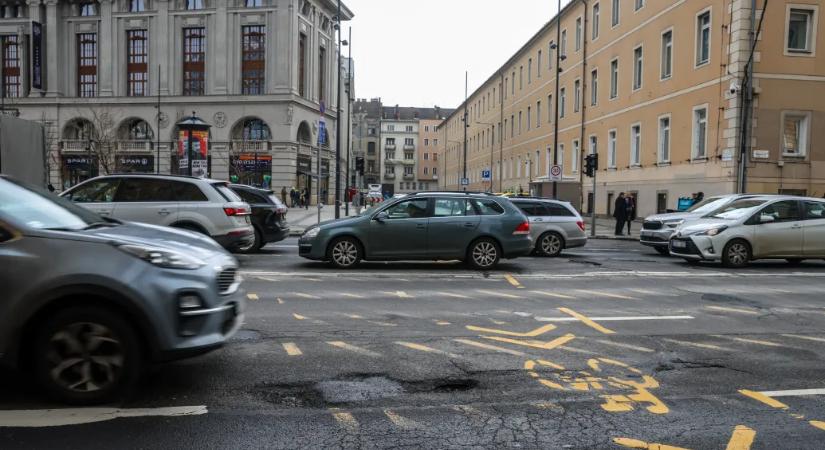 Rekordszámú kátyút okozott az idei tél a budapesti utakon