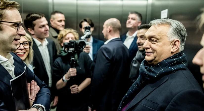 Kulisszafotók Orbán Viktortól: Ha melózunk, nyerünk!