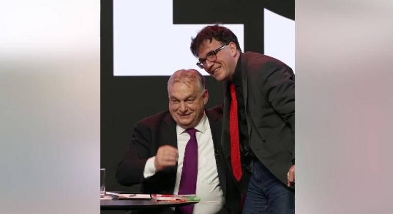 A színpadon váratlanul megzavarták Orbán Viktort