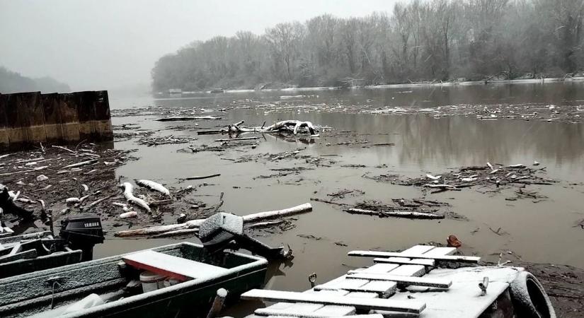 Brutális mennyiségű hordalék érkezik a Tiszán, már Fürednél tart – videóval