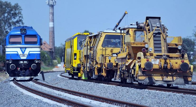 Tesztvonatok jönnek a Budapest–Belgrád-vasútvonalra, hosszabb időre lezárják az átjárókat!