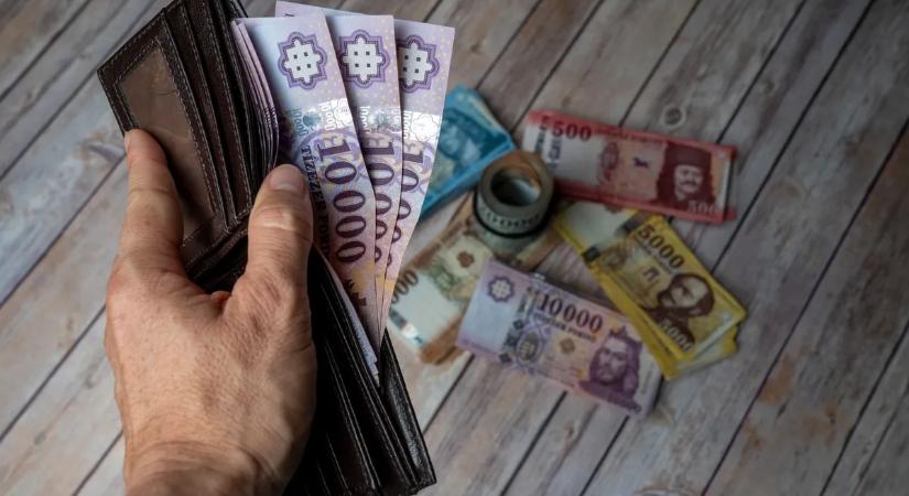 Érkeznek a megemelt fizetések, nő a bruttó, de még jobban nő a nettó