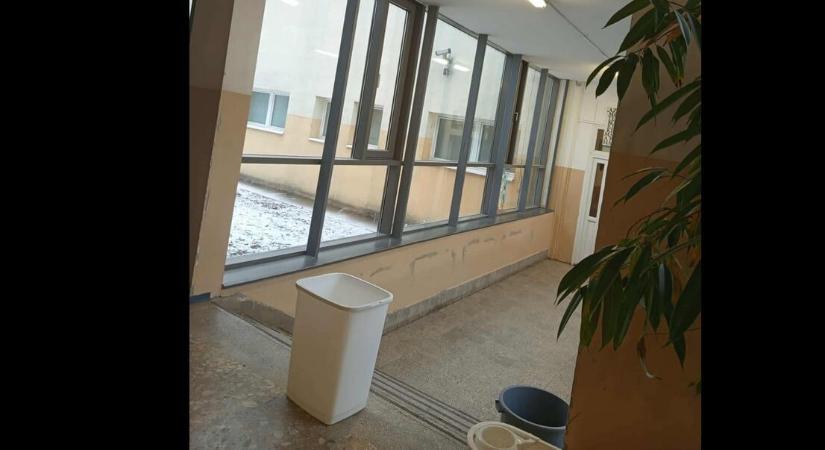 Esős időben a vödröket kerülgetik a diákok a Diadal Utcai Általános Iskolában