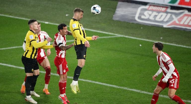 Beleremegett a stadion, így üvöltötte 32 ezer AEK-szurkoló Varga Barnabás nevét