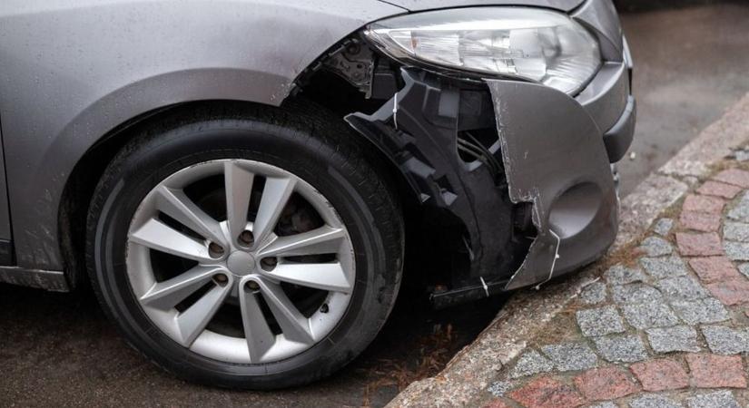 Tolatás közben törhetett össze egy KIA-t, keresik a rendőrök a sofőrt