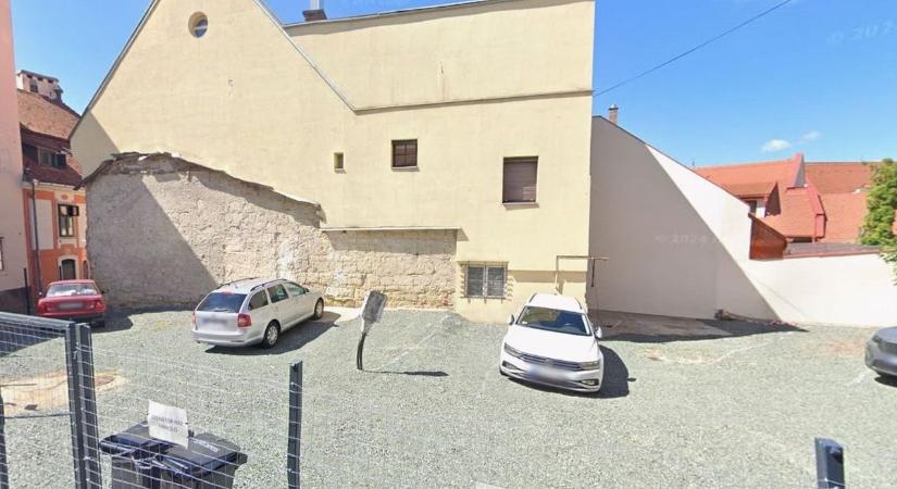 Ez az épület nőhet ki a földből az egri vár tövében