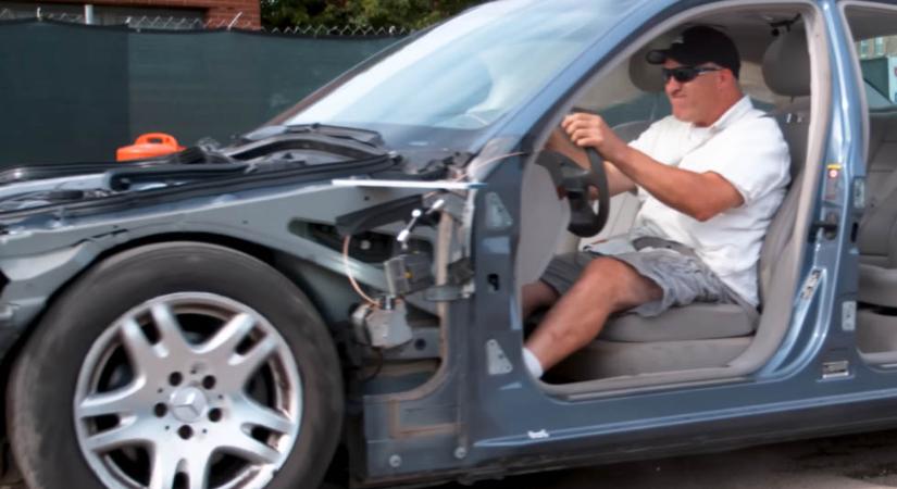 Lassított felvétel mutatja mit művel az autóval egy kátyú