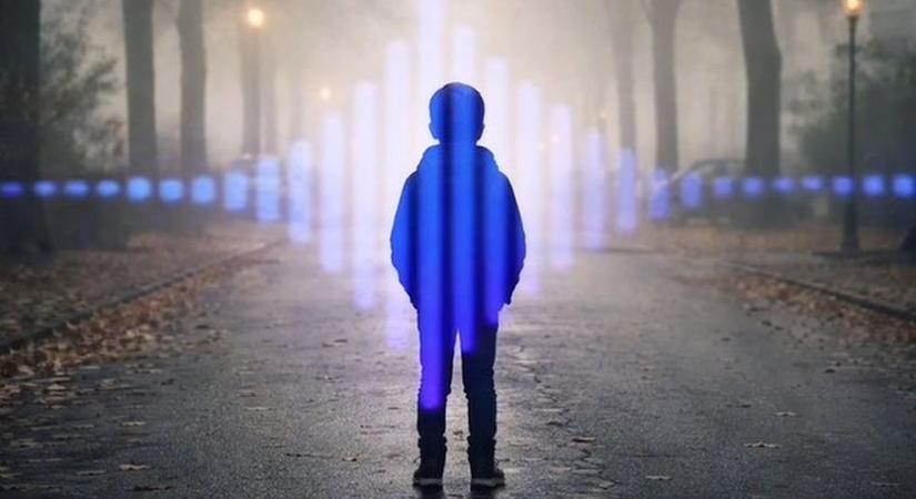 „Van itt egy kisfiú, aki nem találja az apukáját” – ötéves gyerekkel együtt loptak kocsit Budapest mellett – videó