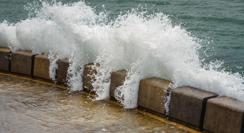 Hatalmas dagály csapott le Horvátországra: tengerparti üzleteket és házakat öntött el a víz