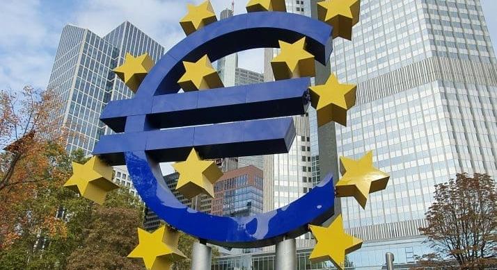 Döntött az EKB – Nem nyúlt a kamatokhoz, továbbra is óvatos a jegybank