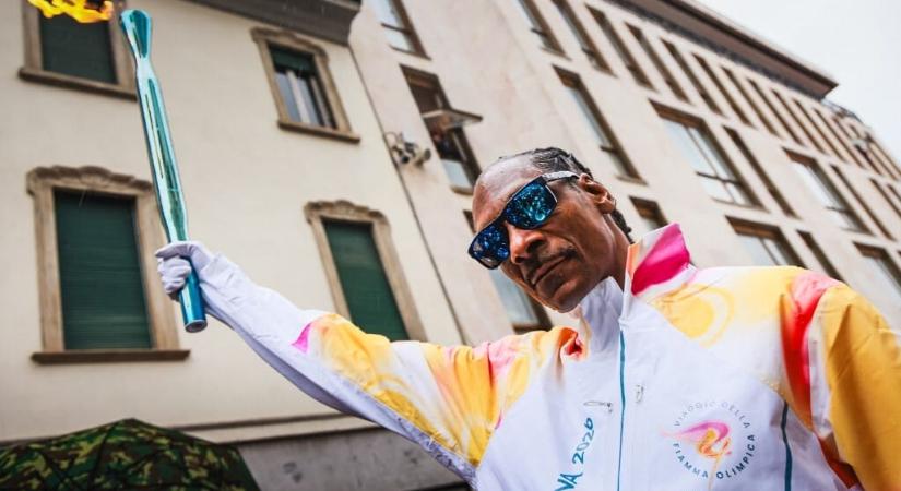 Snoop Dogg a téli olimpián egy karbantartógéppel körözött és felvonult az olimpiai lánggal