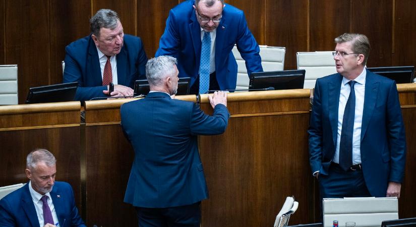 Kormány- és miniszterbuktatás: a vita véget ért, szavazás még nem volt