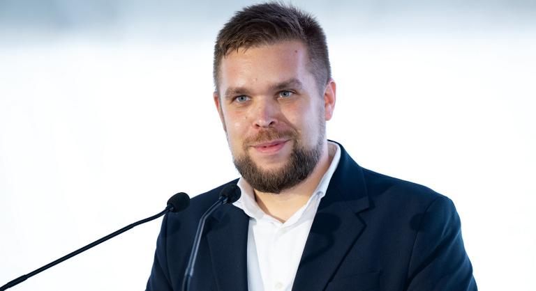 Nokiás dobozzal érkezett a győri közgyűlésre a cégvezető, hogy bebizonyítsa, megvan az 1,7 milliárd forint